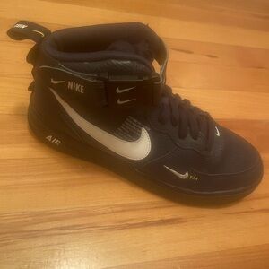 Nike Air Force 1 ‘07 LV8 Mid Navy right amputee